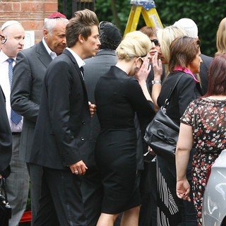 Kelly Osbourne in The Cremation of Amy Winehouse
