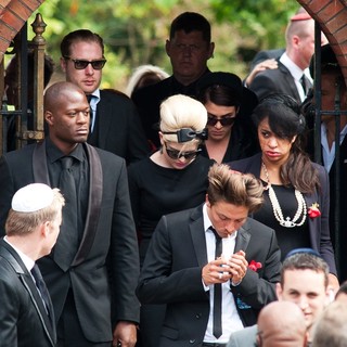 Kelly Osbourne in The Cremation of Amy Winehouse