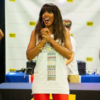 Kelly Rowland Sign Copies of Her Album Talk A Good Game - kelly-rowland-sign-copies-album-talk-a-good-game-03