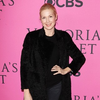 Kelly Rutherford in The 2012 Victoria's Secret Fashion Show - kelly-rutherford-2012-victoria-s-secret-fashion-show-02