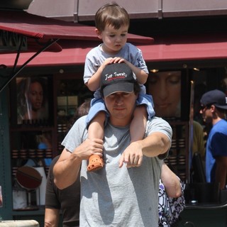 Ken Marino in Ken Marino Out Shopping in Hollywood with His Family