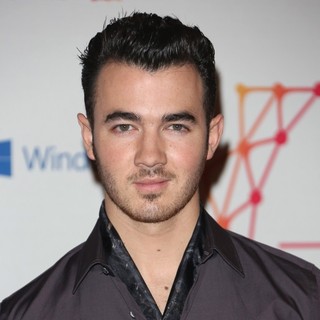 Kevin Jonas, Jonas Brothers in The MTV EMA's 2012 - Arrivals