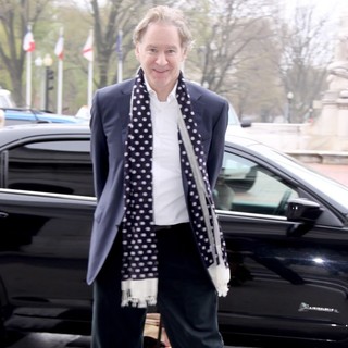 Kevin Kline in Celebrities Arriving at Union Station to Catch The Acela Express - kevin-kline-to-catch-the-acela-express-01