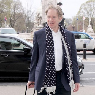 Kevin Kline in Celebrities Arriving at Union Station to Catch The Acela Express - kevin-kline-to-catch-the-acela-express-03