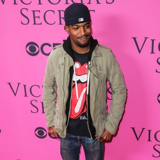 Kid Cudi in The 2012 Victoria's Secret Fashion Show - kid-cudi-2012-victoria-s-secret-fashion-show-01