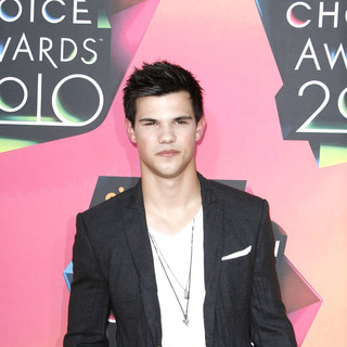 Taylor Lautner in Nickelodeon's 23rd Annual Kids' Choice Awards - Arrivals