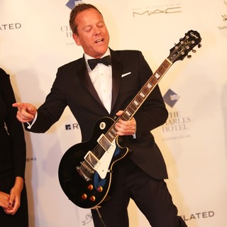 Kiefer Sutherland in Kiefer Sutherland Accepts Award Harvard University's Hasty Pudding Theatricals 2013 Man of The Year