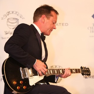 Kiefer Sutherland in Kiefer Sutherland Accepts Award Harvard University's Hasty Pudding Theatricals 2013 Man of The Year