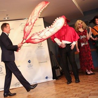 Kiefer Sutherland in Kiefer Sutherland Accepts Award Harvard University's Hasty Pudding Theatricals 2013 Man of The Year