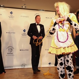 Kiefer Sutherland in Kiefer Sutherland Accepts Award Harvard University's Hasty Pudding Theatricals 2013 Man of The Year