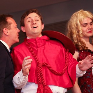 Kiefer Sutherland Accepts Award Harvard University's Hasty Pudding Theatricals 2013 Man of The Year - kiefer-sutherland-hasty-pudding-theatricals-2013-man-of-the-year-21