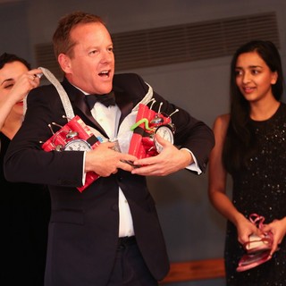 Kiefer Sutherland Accepts Award Harvard University's Hasty Pudding Theatricals 2013 Man of The Year - kiefer-sutherland-hasty-pudding-theatricals-2013-man-of-the-year-24