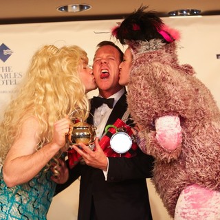 Kiefer Sutherland Accepts Award Harvard University's Hasty Pudding Theatricals 2013 Man of The Year - kiefer-sutherland-hasty-pudding-theatricals-2013-man-of-the-year-28