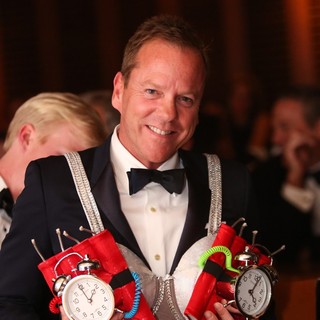 Kiefer Sutherland Accepts Award Harvard University's Hasty Pudding Theatricals 2013 Man of The Year - kiefer-sutherland-hasty-pudding-theatricals-2013-man-of-the-year-35