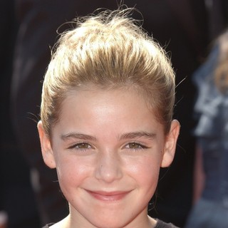 Kiernan Shipka in 2011 Primetime Creative Arts Emmy Awards - Arrivals