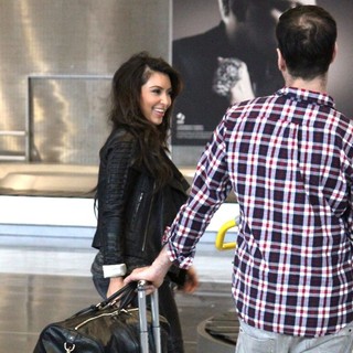Kim Kardashian in Kim Kardashian Arrives at Charles de Gaulle Airport