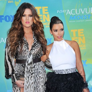 Khloe Kardashian, Kim Kardashian in 2011 Teen Choice Awards