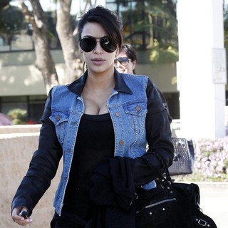 Kim Kardashian in Kim Kardashian Showing Off Her Cleavage as She Leaves Jinky's Cafe in Sherman Oaks with Her Mother