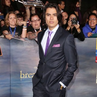 Kiowa Gordon in The Premiere of The Twilight Saga's Breaking Dawn Part II - kiowa-gordon-premiere-breaking-dawn-2-02