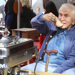Kirk Douglas in 75th Anniversary of The Los Angeles Mission Serving Thanksgiving Dinner to The Homeless