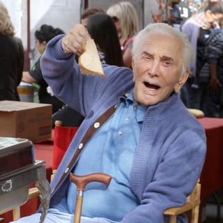 Kirk Douglas in 75th Anniversary of The Los Angeles Mission Serving Thanksgiving Dinner to The Homeless