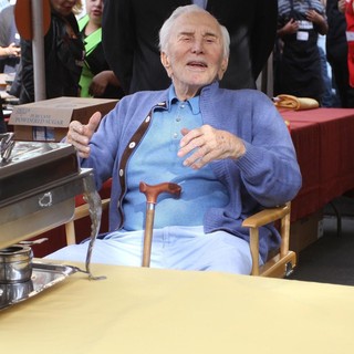 Kirk Douglas in 75th Anniversary of The Los Angeles Mission Serving Thanksgiving Dinner to The Homeless