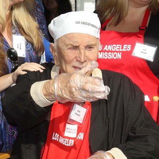 Kirk Douglas in The Los Angeles Mission's Thanksgiving for Skid Row Homeless
