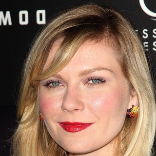 Kirsten Dunst in Upside Down Los Angeles Premiere - Arrivals - kirsten-dunst-premiere-upside-down-01