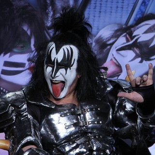 Gene Simmons, KISS in Motley Crue And KISS Announce Their Co-Headlining Tour