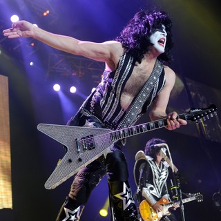 Paul Stanley, Tommy Thayer, KISS in KISS Performing at Wembley Arena