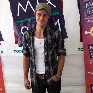 Kris Allen in Mix 94.1's Pet-A-Palooza - kris-allen-mix-94-1-s-pet-a-palooza-01