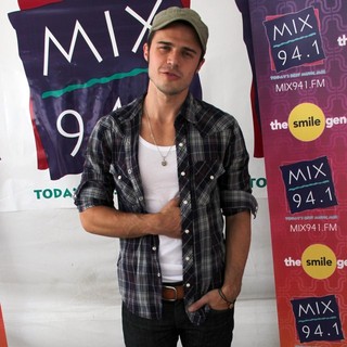 Kris Allen in Mix 94.1's Pet-A-Palooza - kris-allen-mix-94-1-s-pet-a-palooza-02