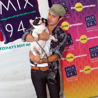 Kris Allen in Mix 94.1's Pet-A-Palooza - kris-allen-mix-94-1-s-pet-a-palooza-03
