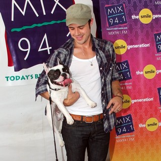 Kris Allen in Mix 94.1's Pet-A-Palooza