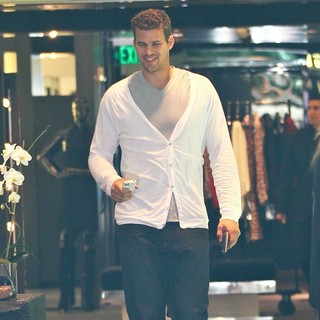 Kris Humphries in Kris Humphries Does Some Wedding Shopping