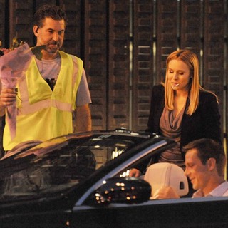 Kristen Bell Films Late Night Scenes for Veronica Mars