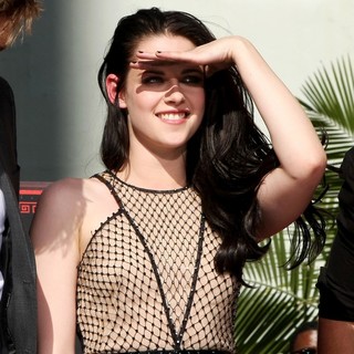 Kristen Stewart in Stars of The Twilight Saga Films Are Honoured with A Hand and Footprint Ceremony