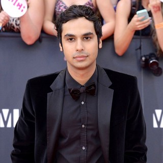 Kunal Nayyar in 2013 MuchMusic Video Awards - Arrivals - kunal-nayyar-2013-muchmusic-video-awards-01
