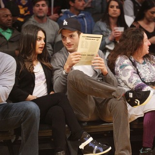 Ashton Kutcher in Celebrities Watch The LA Lakers vs. Phoenix Suns - kunis-kutcher-watch-the-la-lakers-vs-phoenix-suns-01