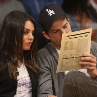 Ashton Kutcher in Celebrities Watch The LA Lakers vs. Phoenix Suns - kunis-kutcher-watch-the-la-lakers-vs-phoenix-suns-02