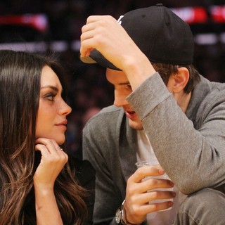 Ashton Kutcher in Celebrities Watch The LA Lakers vs. Phoenix Suns - kunis-kutcher-watch-the-la-lakers-vs-phoenix-suns-03