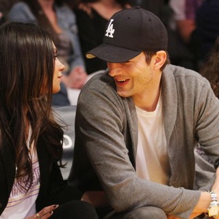 Ashton Kutcher in Celebrities Watch The LA Lakers vs. Phoenix Suns - kunis-kutcher-watch-the-la-lakers-vs-phoenix-suns-04
