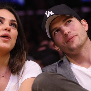 Ashton Kutcher in Celebrities Watch The LA Lakers vs. Phoenix Suns - kunis-kutcher-watch-the-la-lakers-vs-phoenix-suns-05