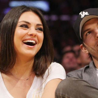 Ashton Kutcher in Celebrities Watch The LA Lakers vs. Phoenix Suns - kunis-kutcher-watch-the-la-lakers-vs-phoenix-suns-06