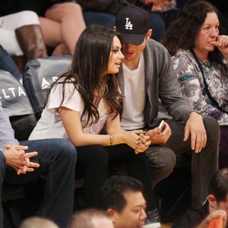 Ashton Kutcher in Celebrities Watch The LA Lakers vs. Phoenix Suns - kunis-kutcher-watch-the-la-lakers-vs-phoenix-suns-07
