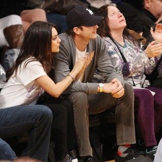 Ashton Kutcher in Celebrities Watch The LA Lakers vs. Phoenix Suns - kunis-kutcher-watch-the-la-lakers-vs-phoenix-suns-08
