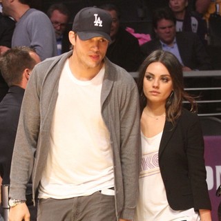 Ashton Kutcher in Celebrities Watch The LA Lakers vs. Phoenix Suns - kunis-kutcher-watch-the-la-lakers-vs-phoenix-suns-09