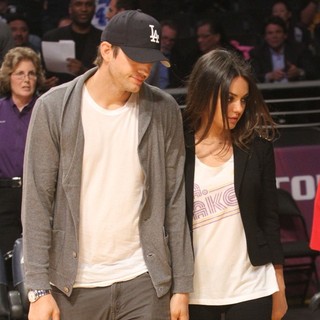 Ashton Kutcher in Celebrities Watch The LA Lakers vs. Phoenix Suns - kunis-kutcher-watch-the-la-lakers-vs-phoenix-suns-10