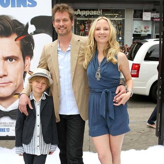 Homer Laffoon, James Tupper, Anne Heche in Premiere Mr. Popper's Penguins
