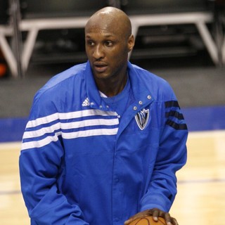 Lamar Odom Warming Up for The Dallas Mavericks as They  Take on Utah Jazz - lamar-odom-warming-up-02